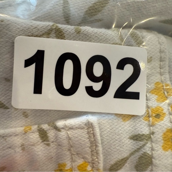 Judy Blue Denim Shorts Women’s Large Cream Yellow Floral Mid Rise Boho Stretch - Picture 8 of 8